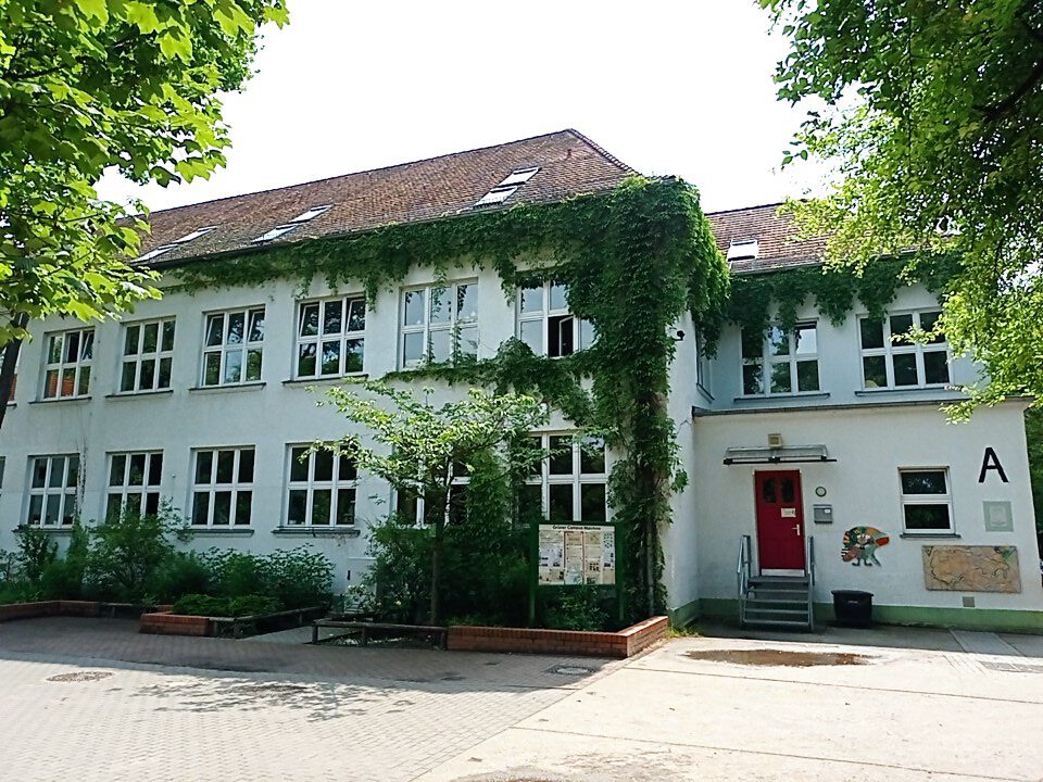 Hauptgebäude Front